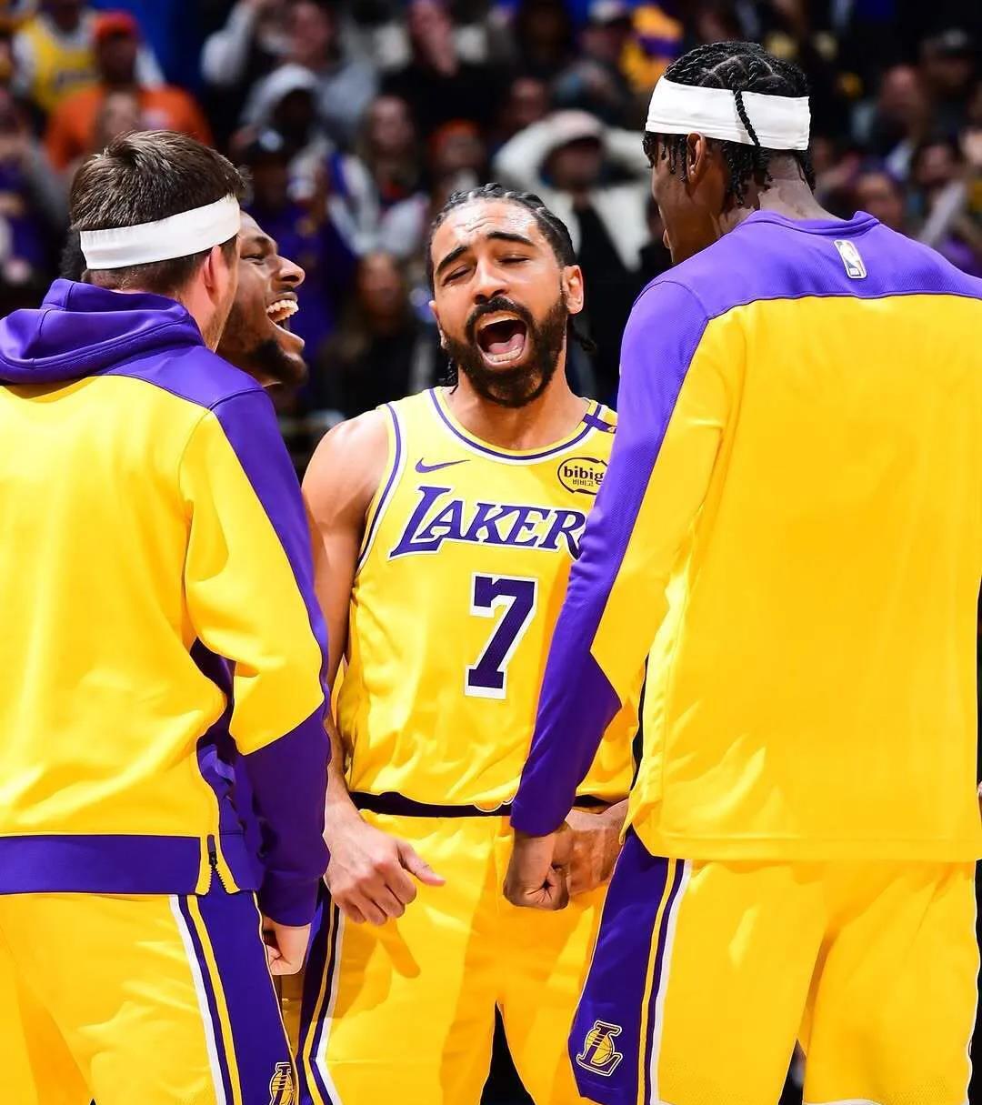 包含NBA战术调整奏效，成功扭转局势的词条