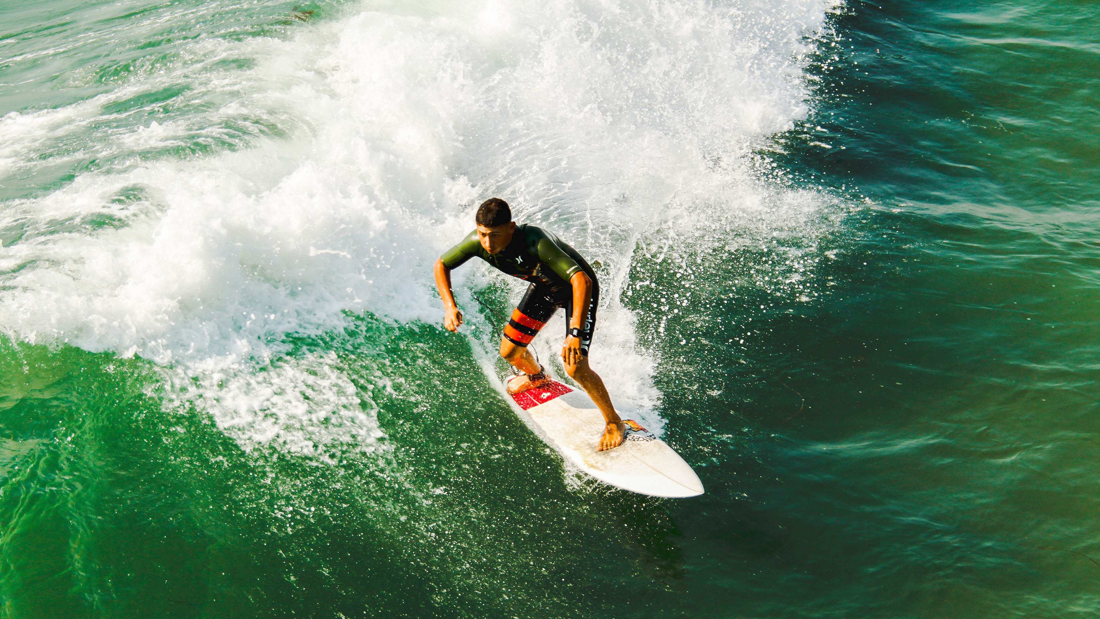 赛道狼烟，当跃马银箭共谱引擎奏鸣曲，阿隆索以银箭叛将之魂灼烧围场