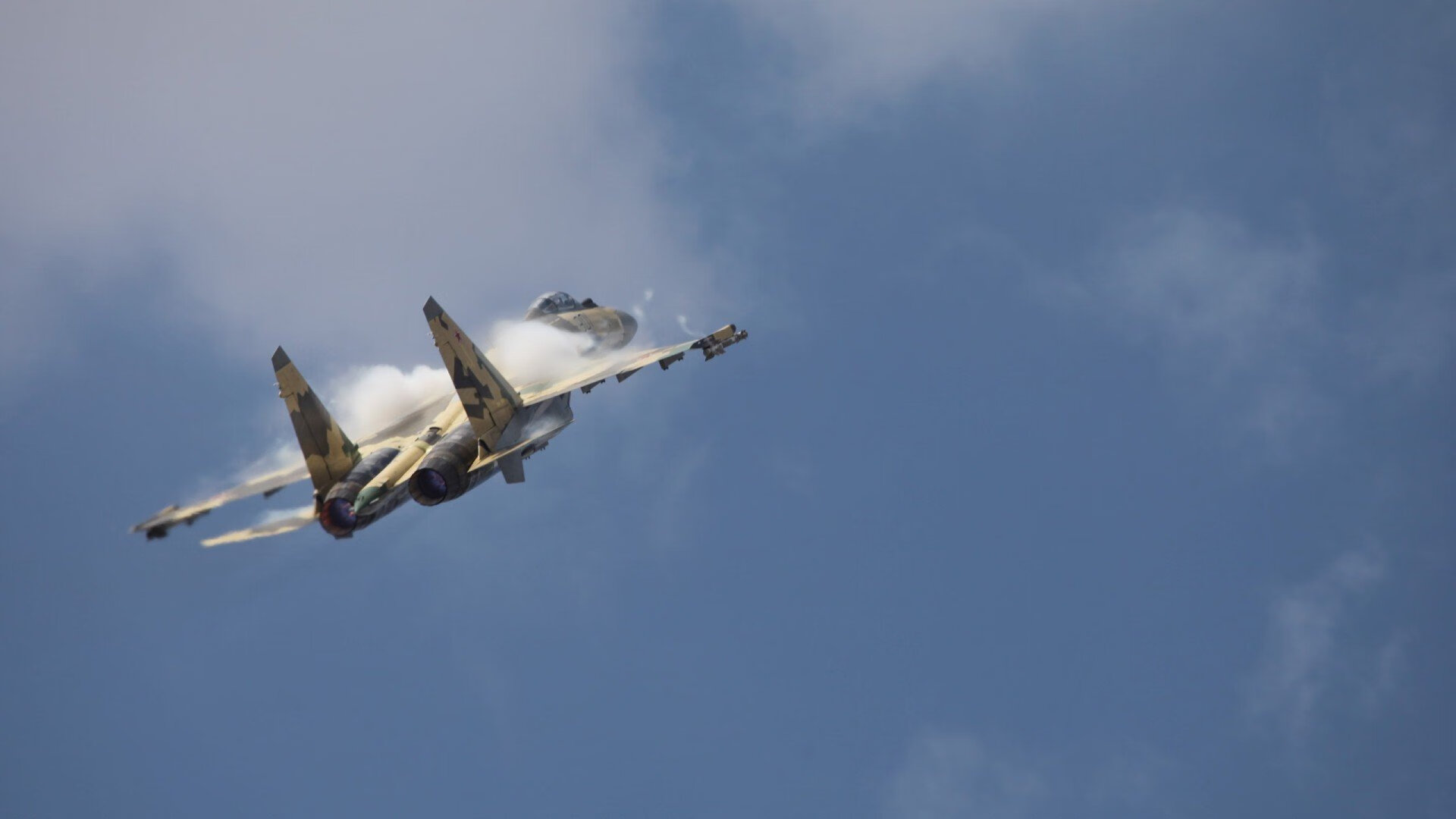 当神塔轰鸣与沙漠铁骑绝杀，足球叙事的两极，人类激情的同源